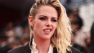 Oscary 2022. Kristen Stewart przyszła na galę w SZORTACH i z dekoltem do pasa... (ZDJĘCIA)