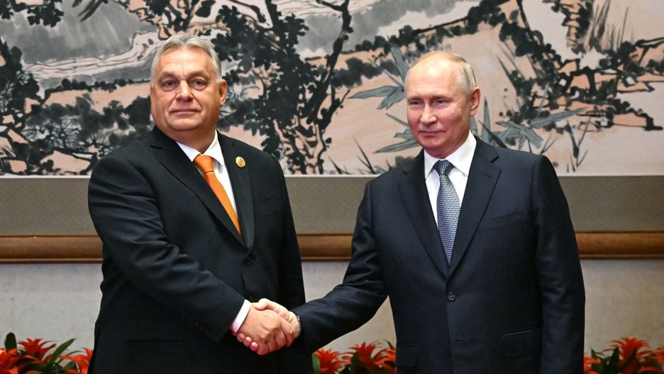 Putin na Trzecim Forum Pasa i Szlaku
This pool photograph distributed by Russian state owned agency Sputnik shows Russia's President Vladimir Putin meeting with Hungarian Prime Minister Viktor Orban on the sidelines of the Third Belt and Road Forum in Beijing on October 17, 2023. (Photo by Grigory SYSOYEV / POOL / AFP)
GRIGORY SYSOYEV