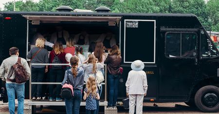 Fatalne wyniki kontroli food trucków. 69 proc. popełnia ten sam błąd