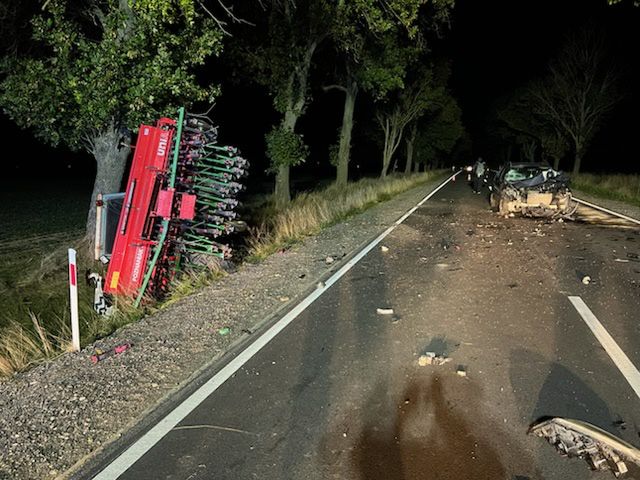 Łaguny: Renault wbił się w ciągnik z siewnikiem. Rolnik trafił do szpitala