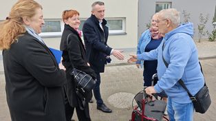 Klucze do kolejnych mieszkań. Przybywa lokatorów na osiedlu w północnym Toruniu