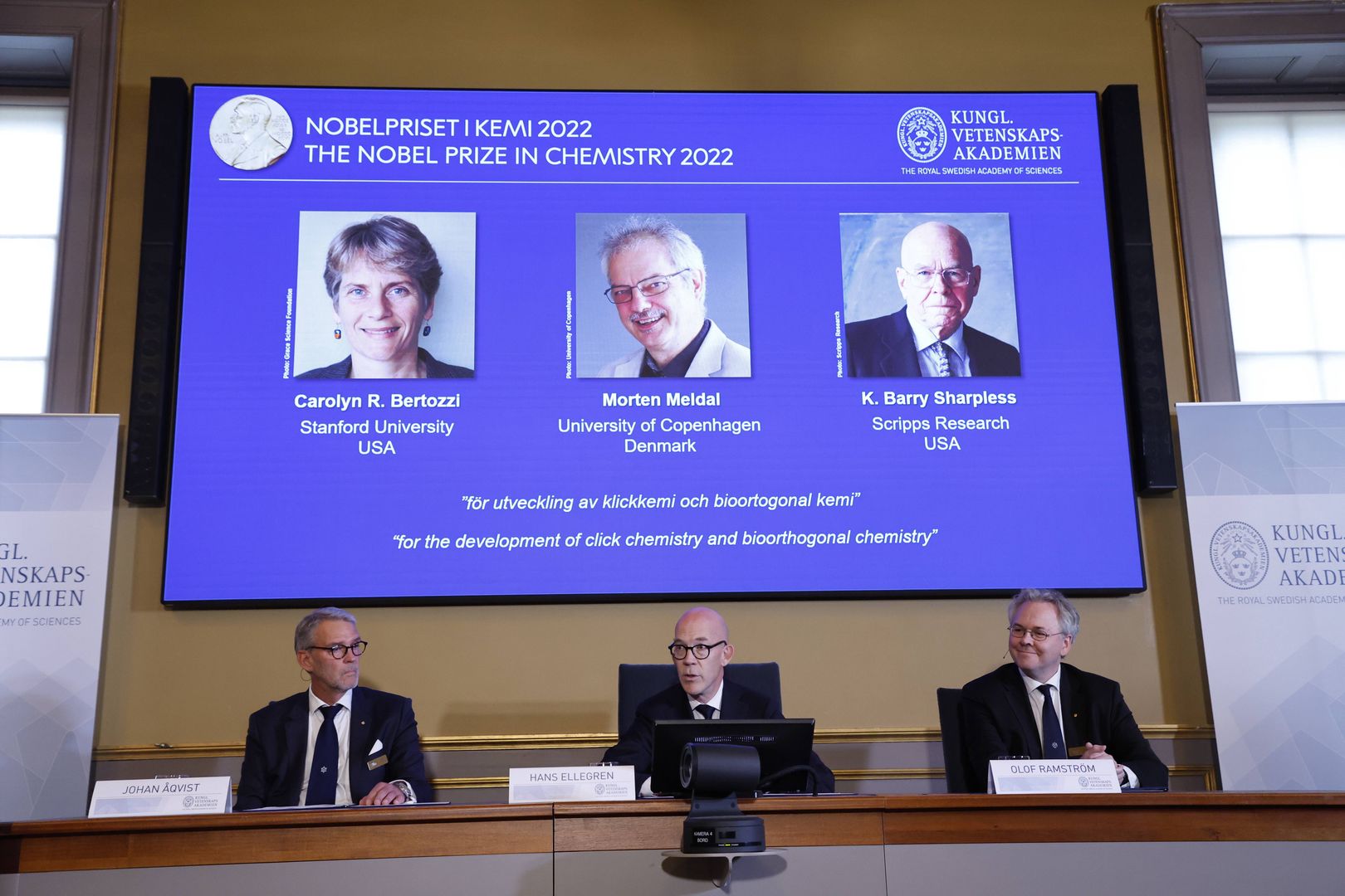 Announcement of 2022 Nobel Prize in Chemistry winners
epa10224404 Jonas Aqvist, Chairman of the Nobel Committee for Chemistry (L), Hans Ellegren, Secretary General of the Royal Swedish Academy of Sciences (C) and Olof Ramstrom, member of the Nobel Committee for Chemistry during a press conference at The Royal Swedish Academy of Sciences in Stockholm, Sweden, 05 October 2022. The winners of the 2022 Nobel Prize in chemistry are Caroline R. Bertozzi, USA, Morten Meldal, Denmark and K. Barry Sharpless, USA.  EPA/Christine Olsson SWEDEN OUT 
Dostawca: PAP/EPA.
Christine Olsson