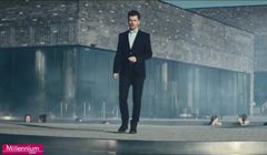 Radosław Kotarski w termach reklamuje konto 360° Banku Millenium