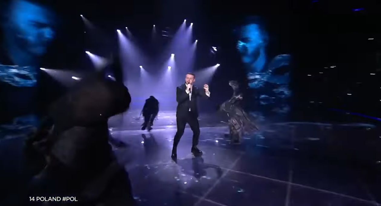 Choreografia, w której tancerka "wpada" na Krystiana Ochmana