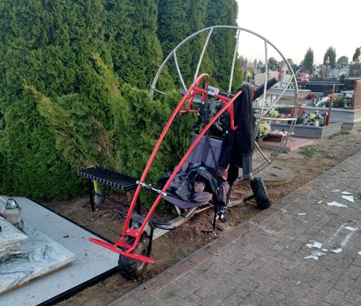 Tragiczny wypadek motoparalotni w Sędzinie. 64-letni pilot zginął po upadku na cmentarz