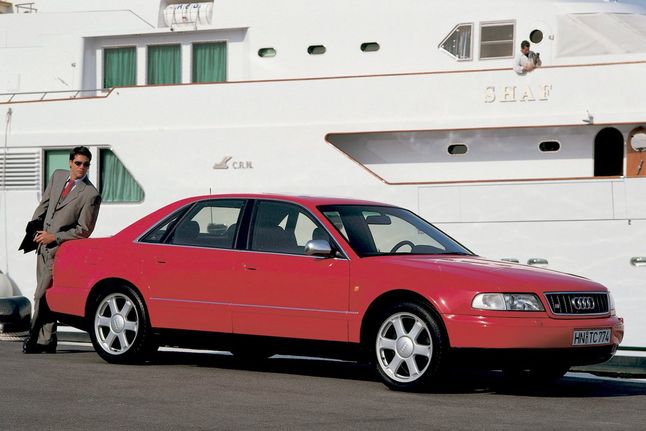 Audi S8 z wyglądu nie różni się znacząco od A8, ale to najlepiej prowadząca się i najbardziej sportowa limuzyna z tego okresu.