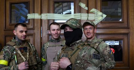 Wojna w Ukrainie: Zagraniczni ochotnicy dołączają do ukraińskiej armii we Lwowie
