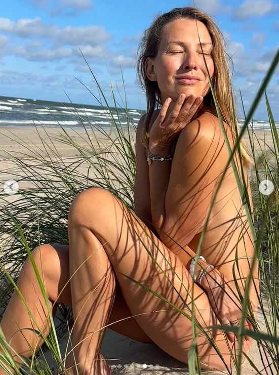 Joanna Moro nago na plaży
