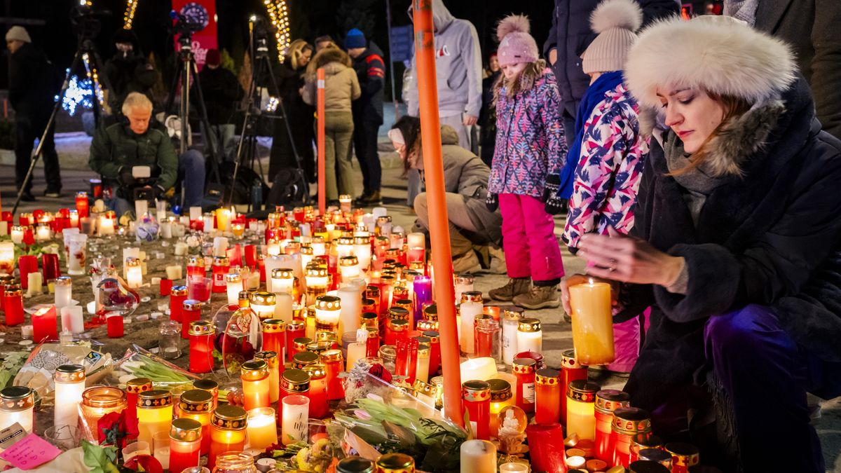 People pay their respects to the victims with flowers and candles near the area where a fire broke out during the New Year's celebrations in Crans-Montana, Switzerland, 02 January 2026. According to the police, several dozen people lost their lives in the fire that devastated the bar 'Le Constellation' on New Year's Eve in the Swiss Alps resort of Crans-Montana. Around one hundred people were also reported injured. EPA/JEAN-CHRISTOPHE BOTT Dostawca: PAP/EPA.