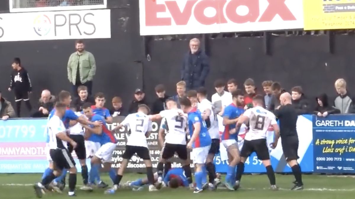 Bójka podczas meczu ligi walijskiej