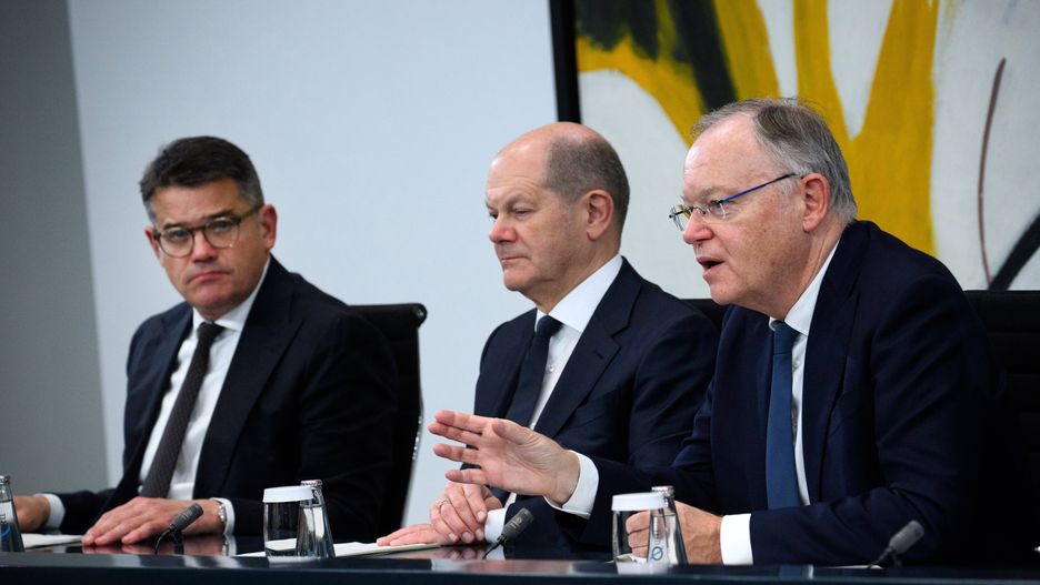 Kanclerz Niemiec Olaf Scholz (w środku), premier Dolnej Saksonii Stephan Weil (po prawej) i premier kraju związkowego Hesja, Boris Rhein