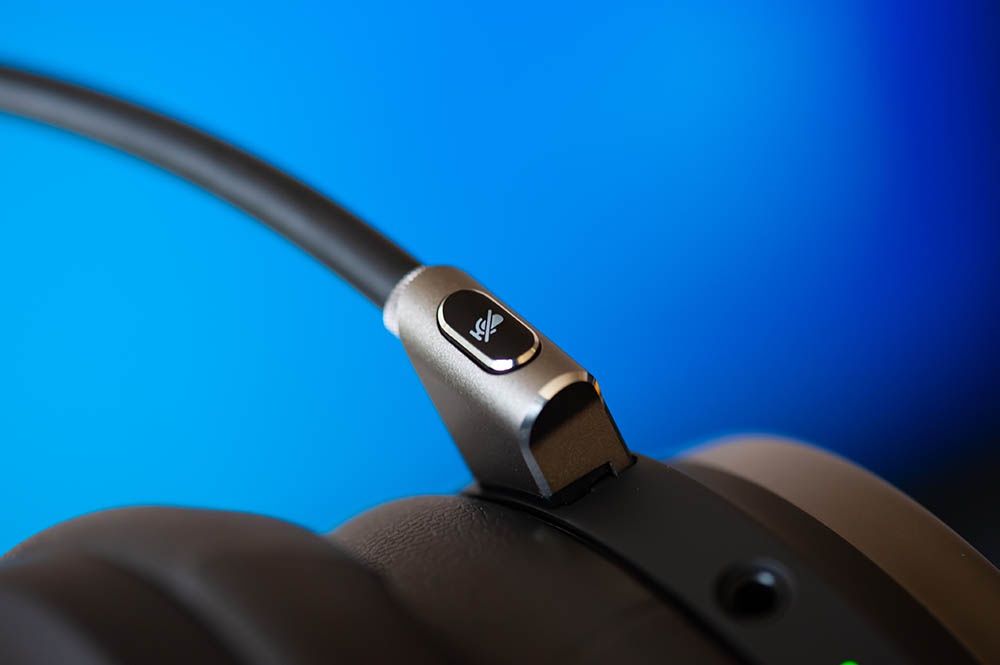 Corsair Virtuoso RGB Wireless SE - przycisk mikrofonu