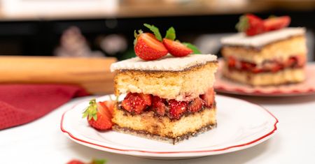 Proste ciasto z waflami, czekoladą i owocami to nasz przepis dnia. Ta klasyka nigdy nie zawodzi