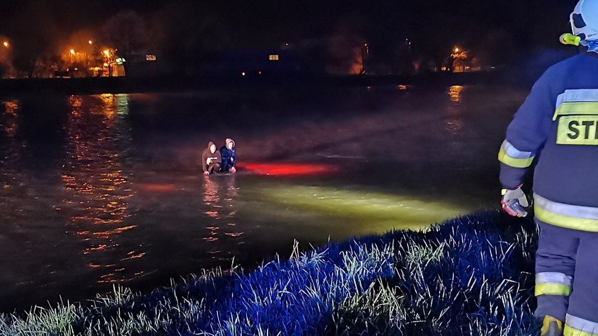 2 osoby czekały na pomoc służb