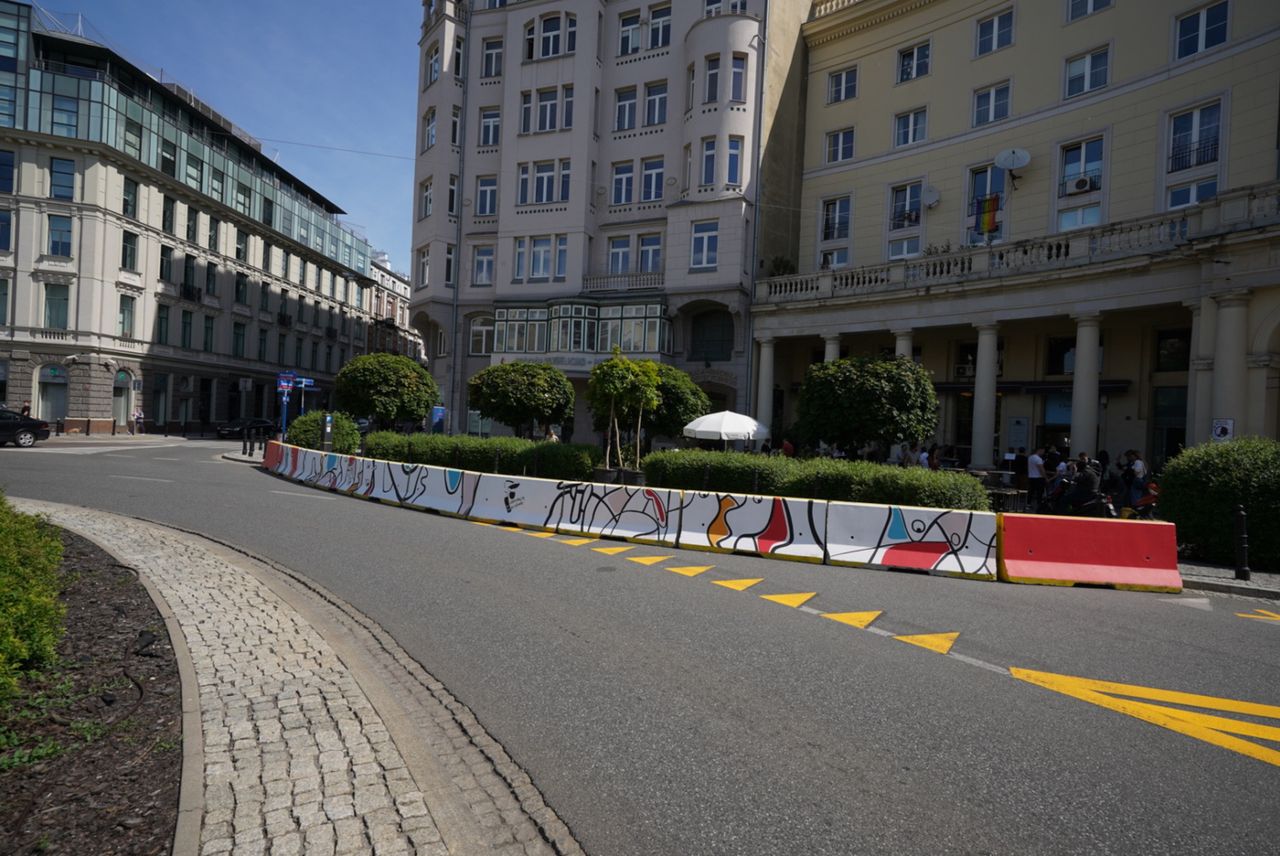 Warszawa. Betonowe bariery na pl. Zbawiciela zostały pomalowane