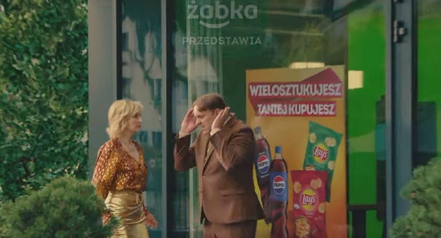 Bohaterowie komedii "Teściowie" reklamują Żabkę