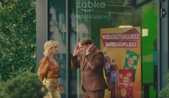 Bohaterowie komedii "Teściowie" reklamują Żabkę