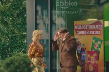 Bohaterowie filmu "Teściowie" reklamują Żabkę