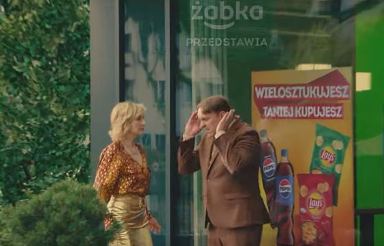 Bohaterowie komedii "Teściowie" reklamują Żabkę