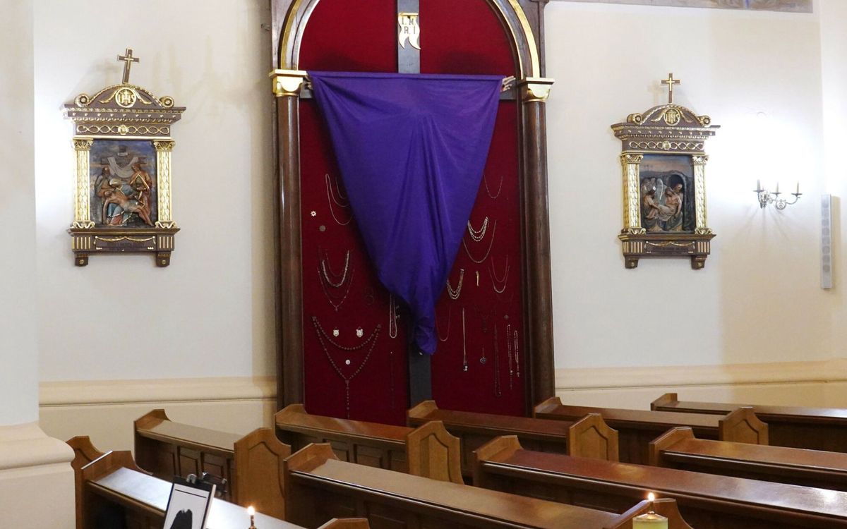 W czasie wielkiego postu krzyże w kościołach są zasłonięte
