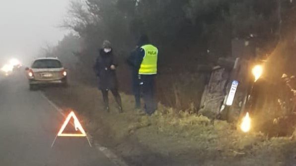 Śląsk. Policjant z Bytomia pomógł kierowcy, który uległ wypadkowi na obwodnicy Piekar Śląskich.