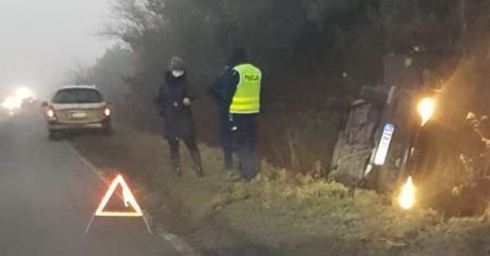 Śląsk. Policjant świadkiem kraksy. Błyskawiczna akcja i ratunek dla zakleszczonego kierowcy