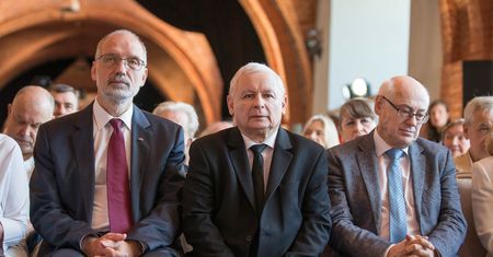 Profesorowie na bok. Prezes Kaczyński chce "twardego przekazu"