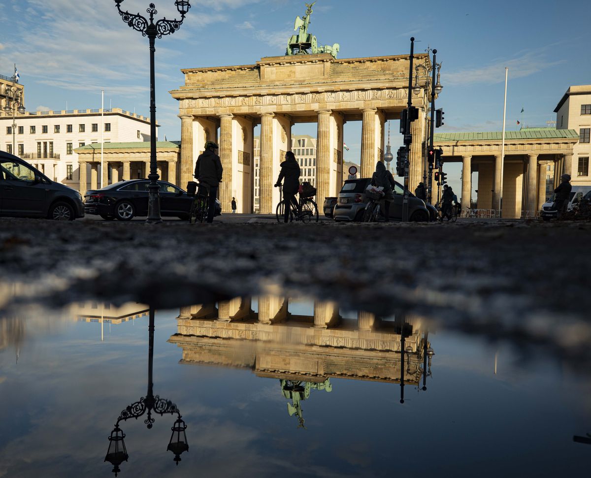 Berlin, Brama Brandenburska (Photo by Abdulhamid Hosbas/Anadolu Agency via Getty Images)