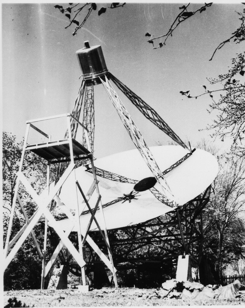 Amatorski radioastronom Grote Reber i jego paraboliczna antena radioteleskopowa o średnicy 9 metrów (31,4 stóp), którą zbudował w swoim ogrodzie w Illinois w 1937 roku. Był to drugi radioteleskop w historii (po antenie dipolowej Karla Jansky’ego), pierwszy paraboliczny radioteleskop i pierwsza duża paraboliczna antena talerzowa, która posłużyła jako prototyp dla dużych radioteleskopów talerzowych budowanych po II wojnie światowej. Jego konstrukcja oraz przegląd nieba przeprowadzony przez Rebera pomogły założyć dziedzinę radioastronomii. 