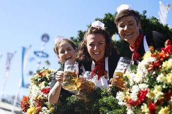 Ruszył Oktoberfest. Piwo pięć razy droższe niż w 1985 r.