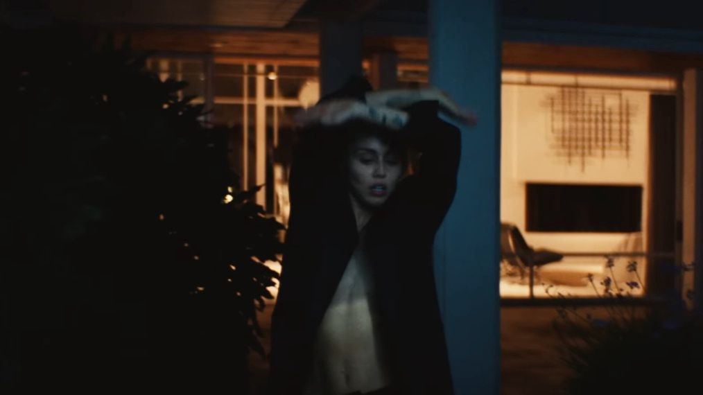Miley Cyrus w garniturze Liama Hemswortha