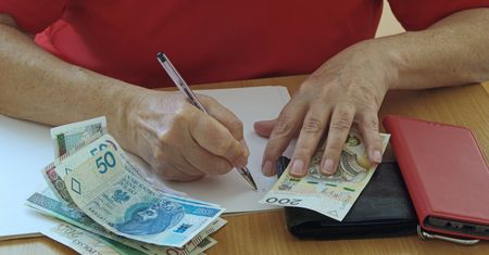 "Czternastka" nie dla każdego. Grupa seniorów nie zobaczy pieniędzy