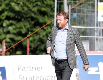 Może jeździć do Niepołomnic. Media: Piotr Stokowiec blisko powrotu na ławkę trenerską