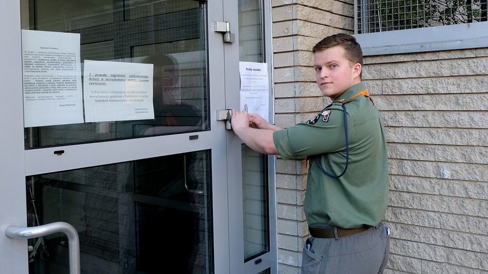 Paweł Sokalski rozwiesza plakaty informacyjne