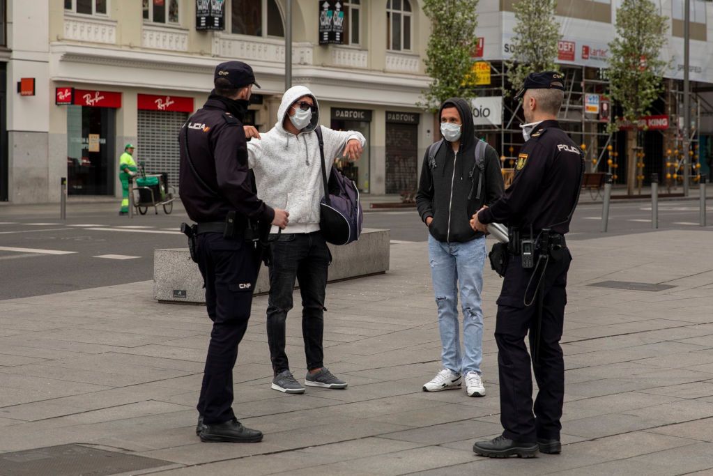 Policja patroluje ulice Madrytu. Zdjęcie z 15 marca br.