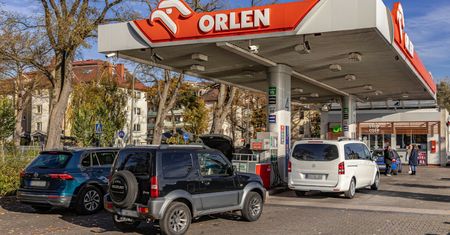 Obniżki cen paliw na wakacje ulżą portfelom Polaków. Inaczej będzie z inflacją