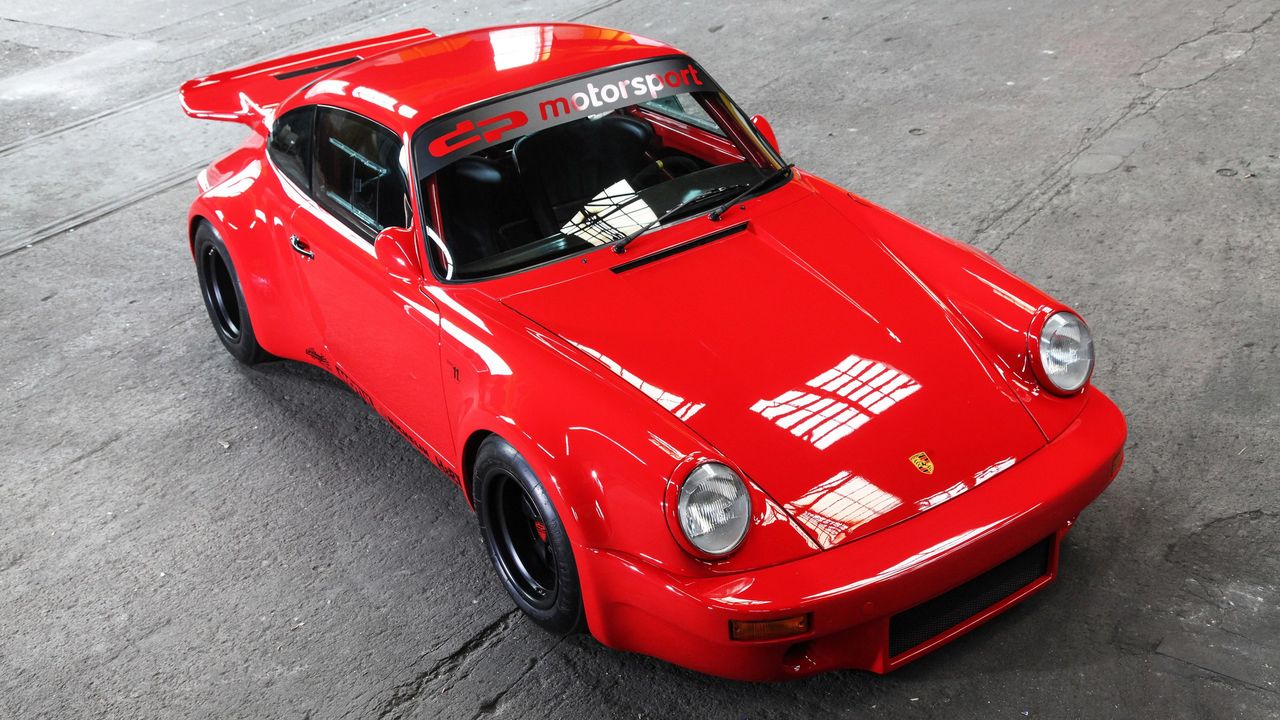 Prezentowane tu auto pochodzi z 1974 roku, czyli wyprodukowano je rok po założeniu dp-motorsport. Jego nazwa to 911 RS 3.5 Red Evolution, a z oryginałem ma już niewiele wspólnego.