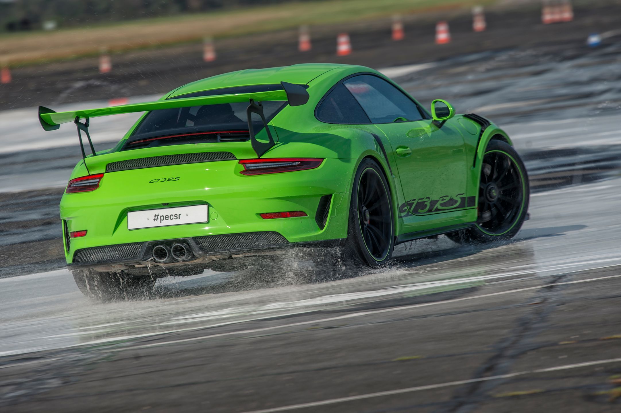 Jedno z najprzyjemniejszych i moim zdaniem najbardziej zadziwiających ćwiczeń — jazda po śliskim okręgu 520-konnym Porsche 911 GT3 RS.