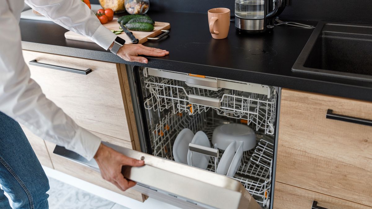 Dlaczego zmywarka nie domywa naczyń? 