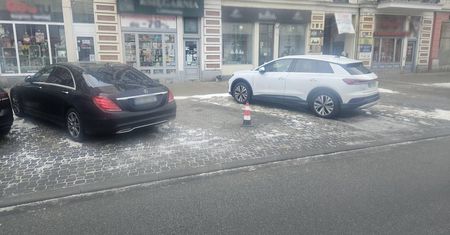 Znowu ktoś nielegalnie „rezerwuje” sobie miejsce postojowe w Strefie Płatnego Parkowania. Sprawie przyglądają się urzędnicy