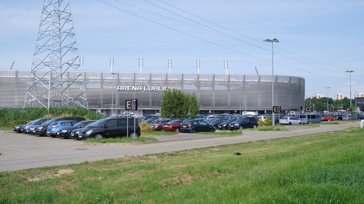 Samochody zaparkowane wokół stadionu Arena Lublin