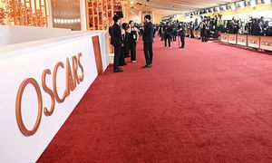 Znalazła na śmietniku dywan z Oscarów. Położyła go w domu