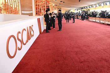 Znalazła na śmietniku dywan z Oscarów. Położyła go w domu