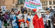 Kraków: Uczniowie w barwnych strojach oddali hołd patronom szkół