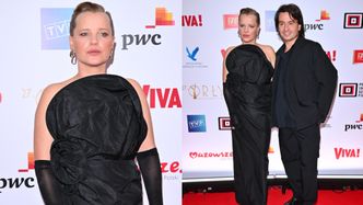 Orły 2025. Joanna Kulig w sukni z gigantycznym zdobieniem na dekolcie ustawia się do zdjęć u boku męża