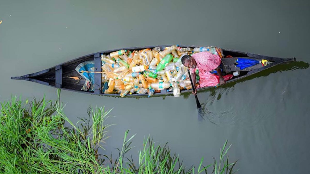 Fotograf zrobił zdjęcie mężczyźnie wyciągającemu z wody plastikowe butelki. Odmieniło ono jego życie