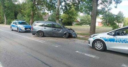 Nietrzeźwy kierowca uderzył w drzewo na prostym odcinku drogi. Miał ponad 1,5 promila