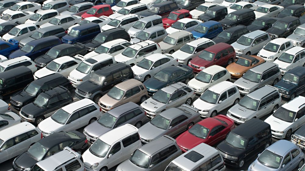 Plac z samochodami z Shutterstock