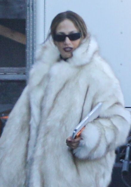 Jennifer Lopez załatwia sprawunki w wielkim futrze