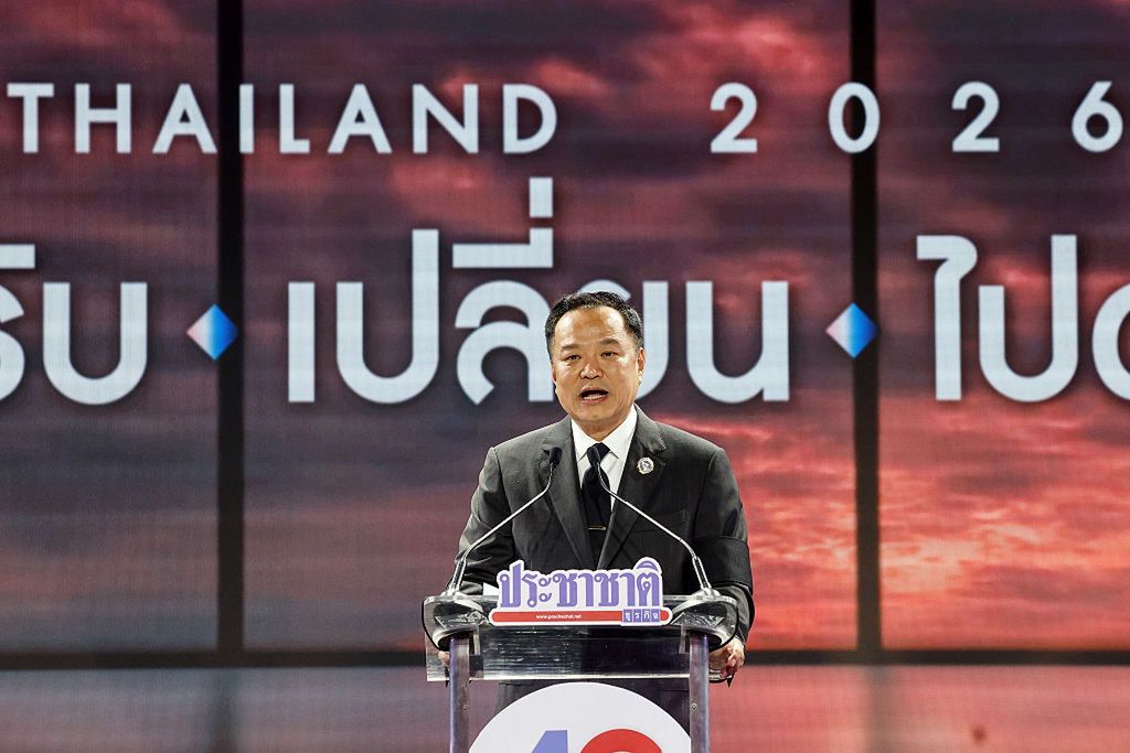 Król Tajlandii rozwiązuje parlament. W tle konflikt z Kambodżą